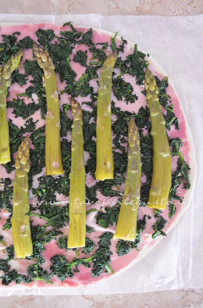 Adagiare gli asparagi alternati - Ricetta Strudel di verdure Adagiare gli asparagi alternati - Ricetta Strudel di verdure
