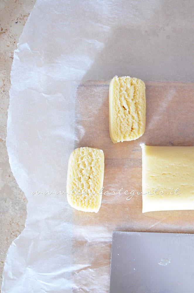 Affettare con un tarocco o coltello i biscotti - Ricetta Biscotti per colazione Campagnole home made Affettare con un tarocco o coltello i biscotti - Ricetta Biscotti per colazione Campagnole home made