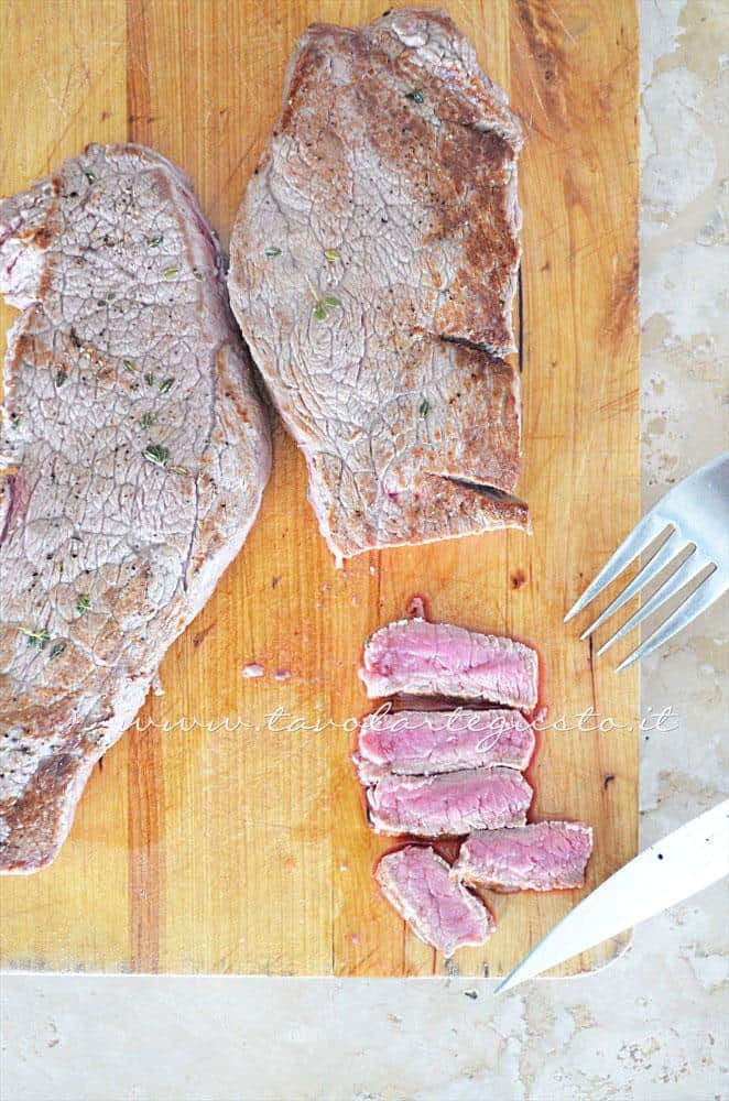 Affettare la Tagliata appena cotta - Ricetta Tagliata di manzo timo pepe e grana Affettare la Tagliata appena cotta - Ricetta Tagliata di manzo timo pepe e grana