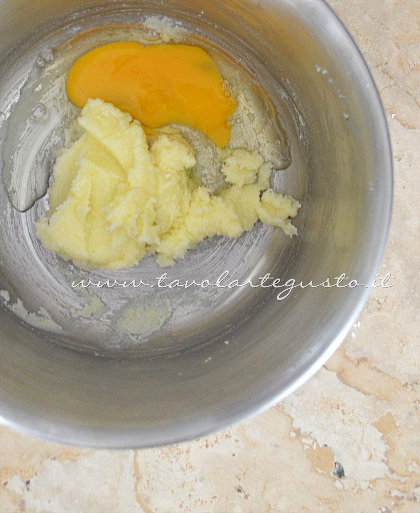 Aggiugere l'uovo alla crema di burro e zucchero - Ricetta Muffins ricotta e mele Aggiugere l'uovo alla crema di burro e zucchero - Ricetta Muffins ricotta e mele