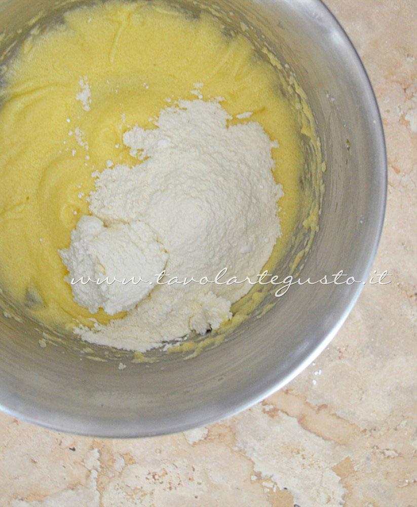 Aggiungere ricotta e farina alternate all'impasto - Ricetta Muffins ricotta e mele Aggiungere ricotta e farina alternate all'impasto - Ricetta Muffins ricotta e mele