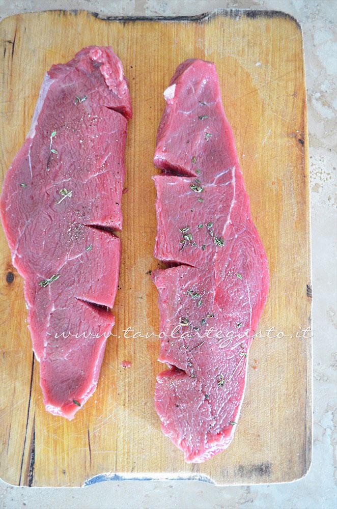 Aromatizzare il controfiletto - Ricetta Tagliata di manzo timo pepe e grana Aromatizzare il controfiletto - Ricetta Tagliata di manzo timo pepe e grana
