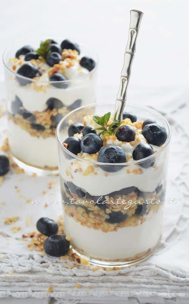 Coppe yogurt chantilly e mirtilli - Ricetta Coppe yogurt Coppe yogurt chantilly e mirtilli - Ricetta Coppe yogurt