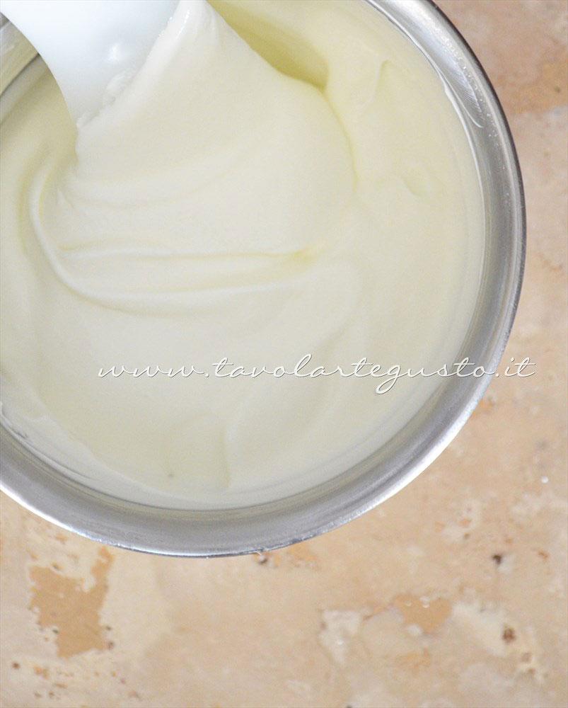 Crema chantilly + yogurt - Ricetta Coppe yogurt chantilly e mirtilli Crema chantilly + yogurt - Ricetta Coppe yogurt chantilly e mirtilli