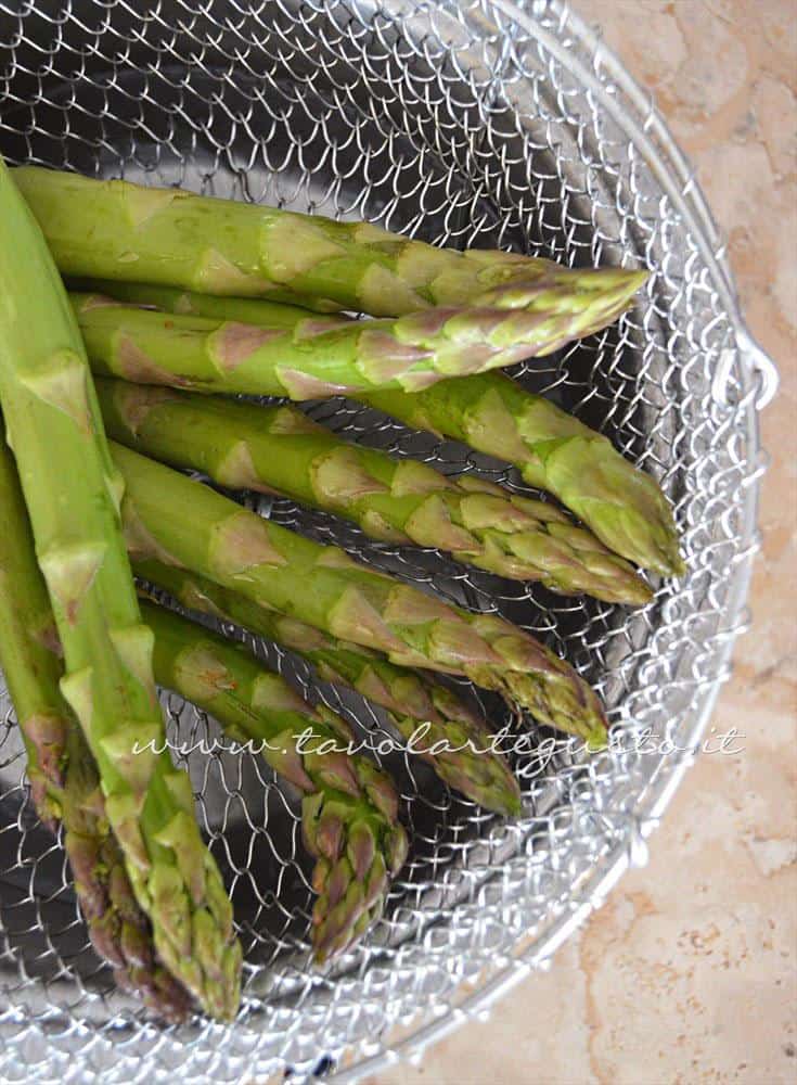 Cuocere gli asparagi a vapore - Ricetta Strudel di verdure Cuocere gli asparagi a vapore - Ricetta Strudel di verdure