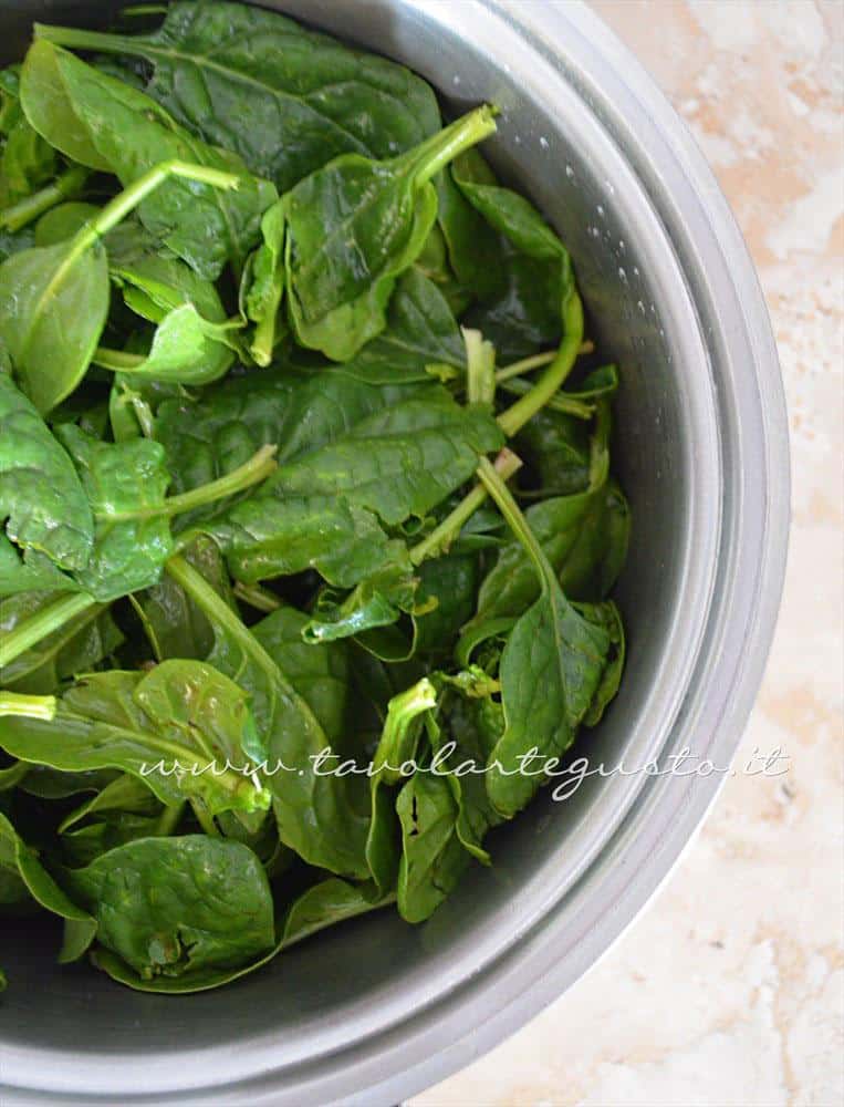 Cuocere gli spinaci - Ricetta Strudel di verdure Cuocere gli spinaci - Ricetta Strudel di verdure