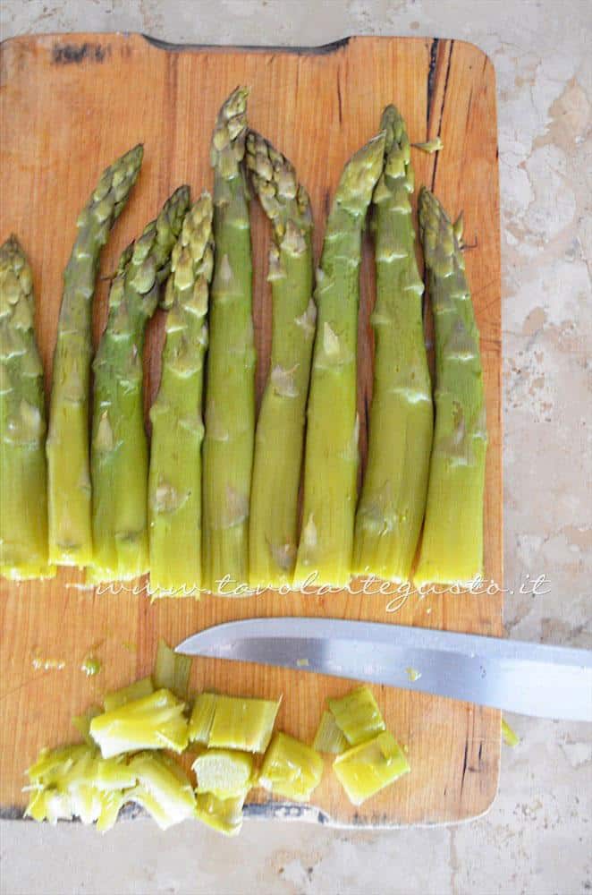 Eliminare le punte più dure - Ricetta Strudel di verdure Eliminare le punte più dure - Ricetta Strudel di verdure