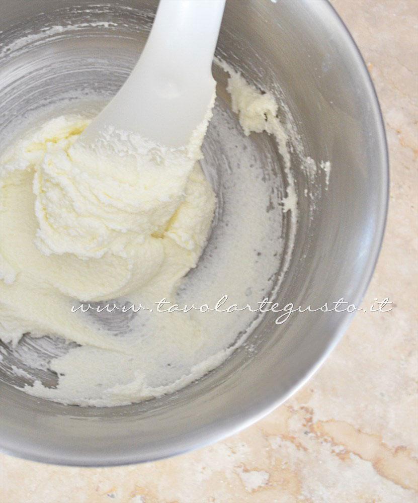 Montare burro e zucchero a crema - Ricetta Biscotti per colazione Campagnole home made Montare burro e zucchero a crema - Ricetta Biscotti per colazione Campagnole home made