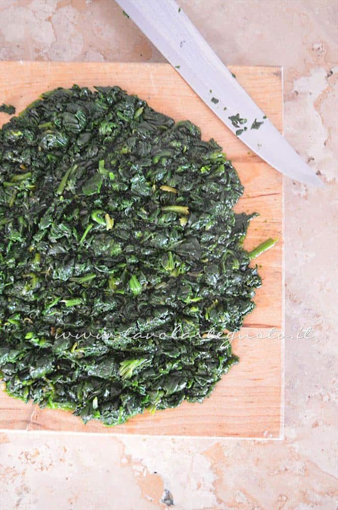 Strizzare gli spinaci e tritarli - Ricetta Strudel di verdure Strizzare gli spinaci e tritarli - Ricetta Strudel di verdure