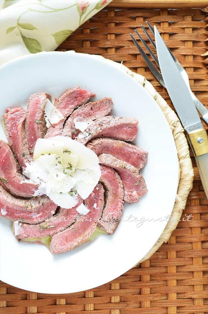 Tagliata di manzo pepe timo e grana - Ricetta Tagliata di manzo Tagliata di manzo pepe timo e grana - Ricetta Tagliata di manzo