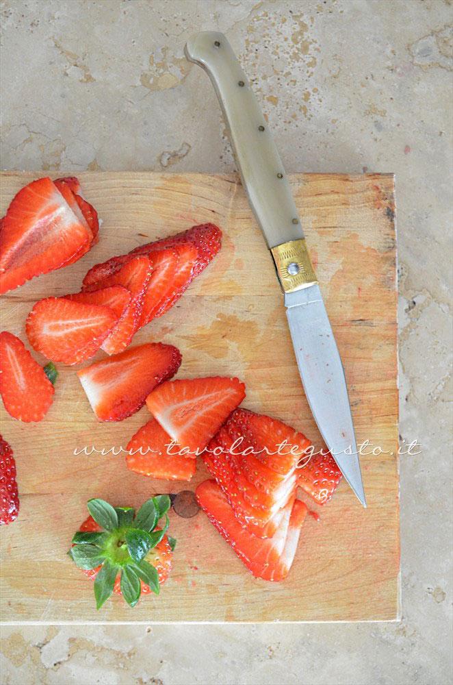 Affettare le fragole - Ricetta Crostatine di pasta sfoglia alle due creme e frutti rossi Affettare le fragole - Ricetta Crostatine di pasta sfoglia alle due creme e frutti rossi