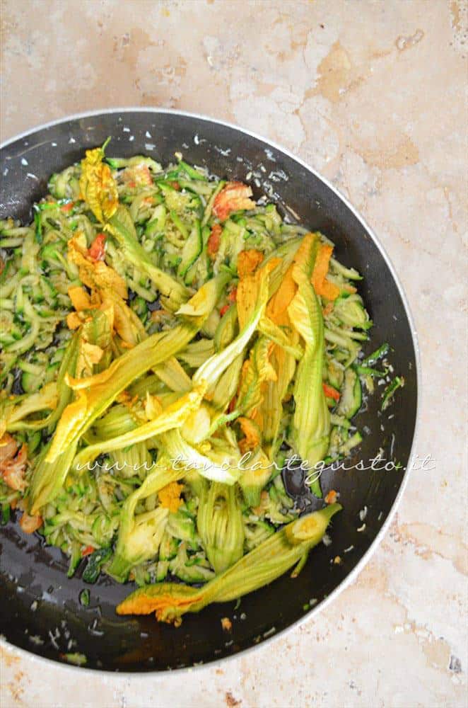 Aggiungere i fiori di zucca - Ricetta Calamarata con grnachio zucchine e fiori di zucca Aggiungere i fiori di zucca - Ricetta Calamarata con grnachio zucchine e fiori di zucca