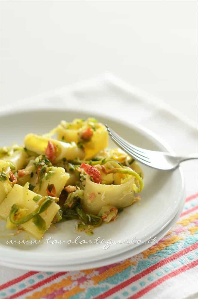 Calamarata con granchio zucchine e fiori di zucca - Ricetta Calamarata con granchio Calamarata con granchio zucchine e fiori di zucca - Ricetta Calamarata con granchio