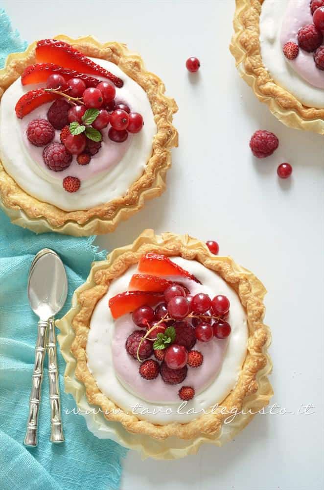 Crostatine di pasta sfoglia alle due creme e frutti rossi - Ricetta Crostatine di pasta sfoglia