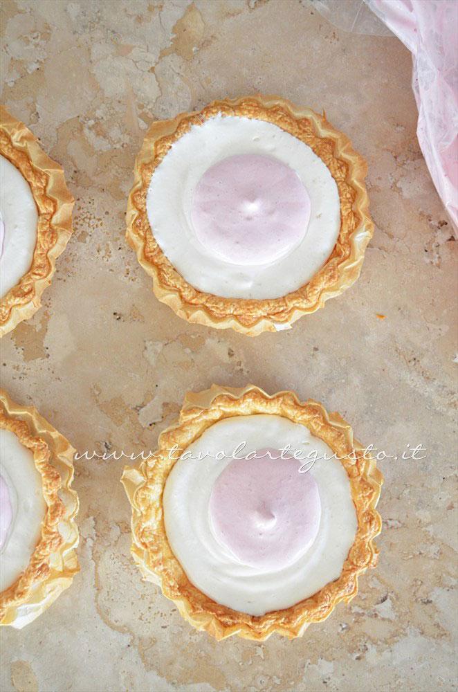 Farcire il centro di ogni crostatina con la crema al lamponi - Ricetta Crostatine di pasta sfoglia alle due creme e frutti rossi Farcire il centro di ogni crostatina con la crema al lamponi - Ricetta Crostatine di pasta sfoglia alle due creme e frutti rossi