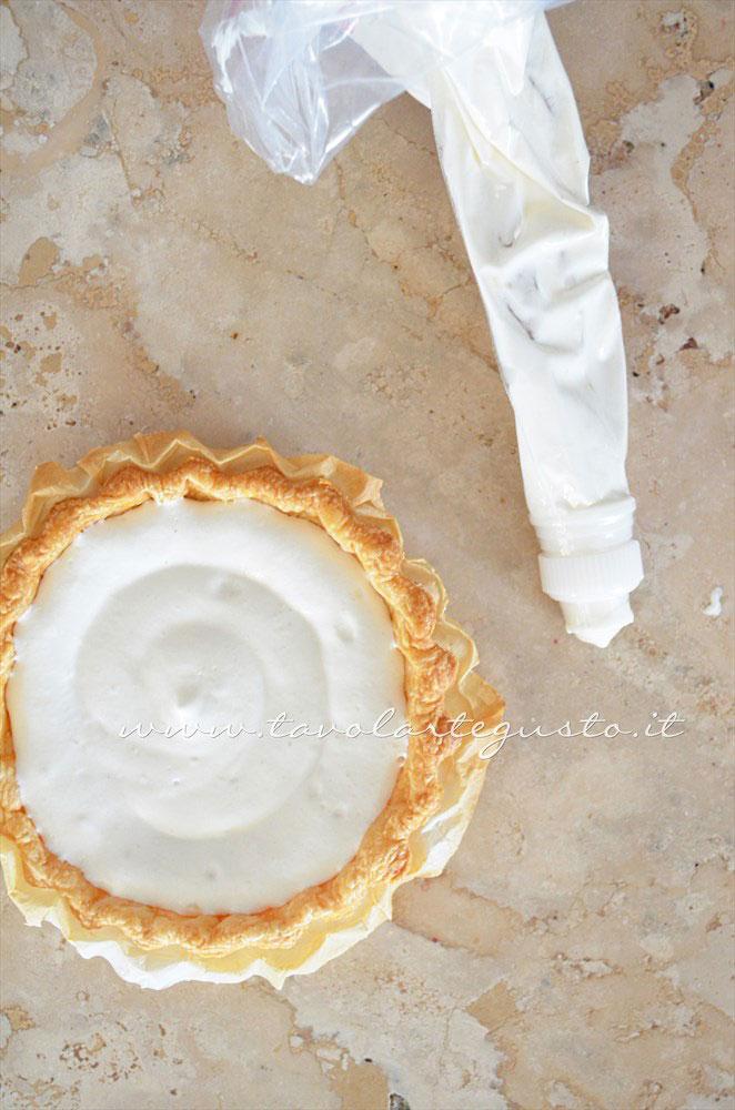 Farcire ogni crostatina con un fondo di crema al latte - Ricetta Crostatine di pasta sfoglia alle due creme e frutti rossi Farcire ogni crostatina con un fondo di crema al latte - Ricetta Crostatine di pasta sfoglia alle due creme e frutti rossi