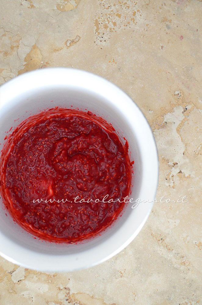 Frullare i lamponi - Ricetta Crostatine di pasta sfoglia alle due creme e frutti rossi Frullare i lamponi - Ricetta Crostatine di pasta sfoglia alle due creme e frutti rossi