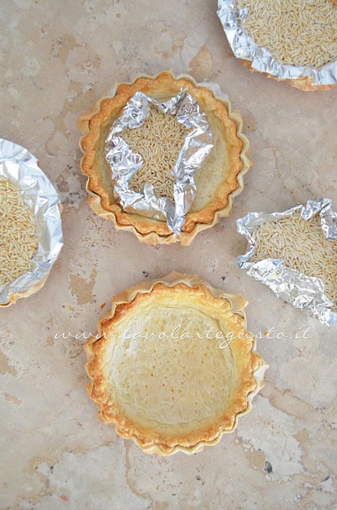 Le Crostatine di pasta sfoglia appena cotte - Ricetta Crostatine di pasta sfoglia alle due creme e frutti rossi Le Crostatine di pasta sfoglia appena cotte - Ricetta Crostatine di pasta sfoglia alle due creme e frutti rossi