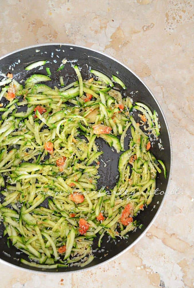Unire le zucchine al granchio - Ricetta Calamarata con grnachio zucchine e fiori di zucca Unire le zucchine al granchio - Ricetta Calamarata con grnachio zucchine e fiori di zucca