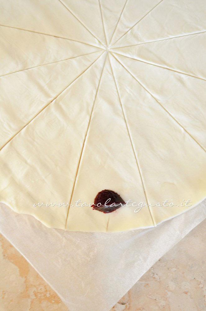 Adagiare la marmellata su ogni spicchio - Ricetta Croissant di pasta sfoglia Adagiare la marmellata su ogni spicchio - Ricetta Croissant di pasta sfoglia