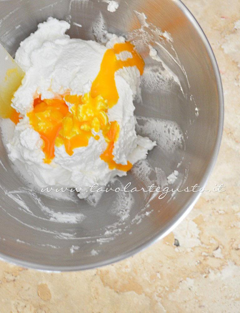 Aggiungere alla meringa i tuorli sbattuti - Ricetta Savoiardi Aggiungere alla meringa i tuorli sbattuti - Ricetta Savoiardi