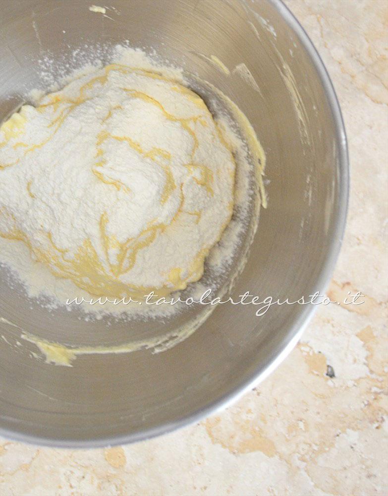 Aggiungere la farina setacciata - Ricetta Savoiardi Aggiungere la farina setacciata - Ricetta Savoiardi