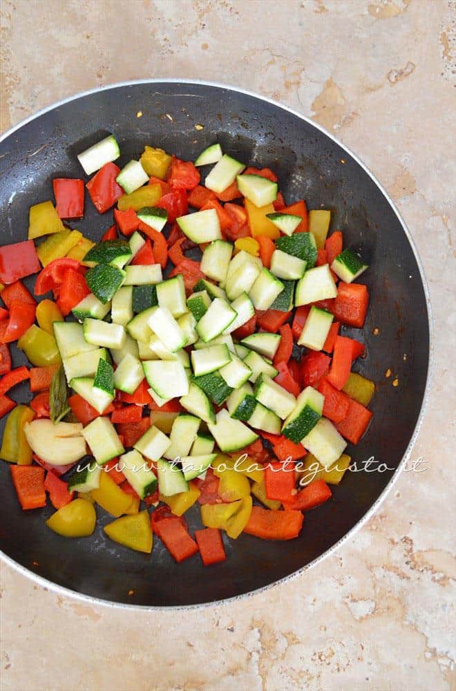 Aggiungere le zucchine - Ricetta Omelette verdure e yogurt Aggiungere le zucchine - Ricetta Omelette verdure e yogurt