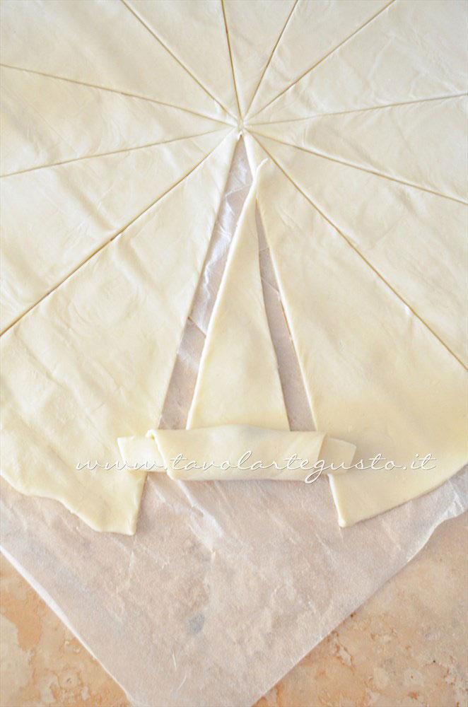 Come arrotolare i Croissant 1 - Ricetta Croissant di pasta sfoglia Come arrotolare i Croissant 1 - Ricetta Croissant di pasta sfoglia