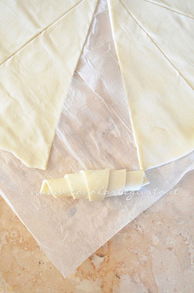 Come arrotolare i Croissant 2 - Ricetta Croissant di pasta sfoglia Come arrotolare i Croissant 2 - Ricetta Croissant di pasta sfoglia