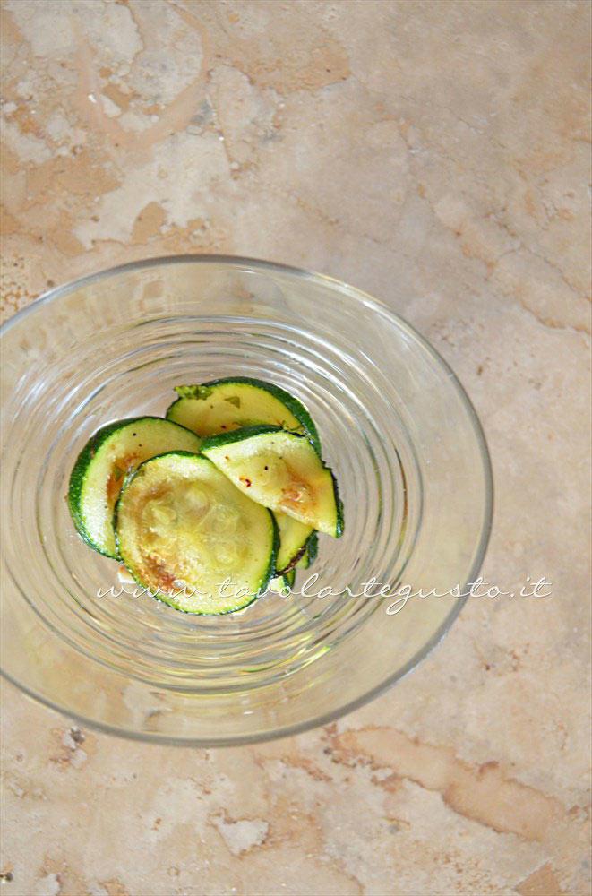Comporre l'insalata nelle coppette (2) - Ricetta Insalata di Borlotti con zucchine e nocciole Comporre l'insalata nelle coppette (2) - Ricetta Insalata di Borlotti con zucchine e nocciole