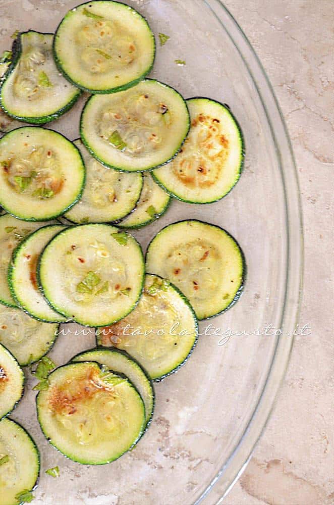 Condire le zucchine - Ricetta Insalata di Borlotti con zucchine e nocciole Condire le zucchine - Ricetta Insalata di Borlotti con zucchine e nocciole