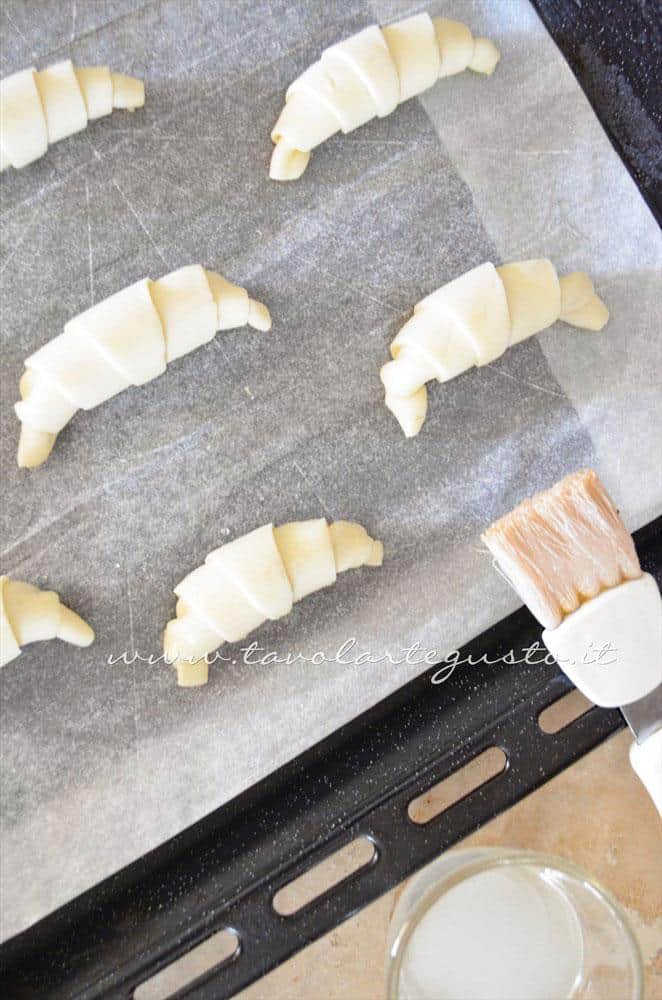 Croissant di pasta sfoglia pronti per essere infornati - Ricetta Croissant di pasta sfoglia Croissant di pasta sfoglia pronti per essere infornati - Ricetta Croissant di pasta sfoglia