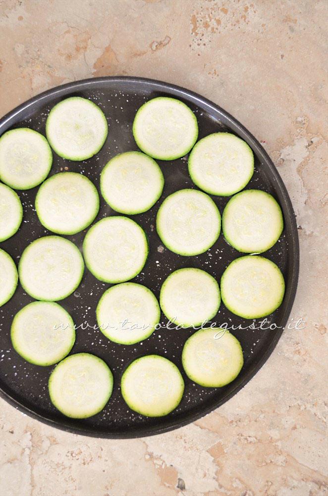 Grigliare le zucchine - Ricetta Insalata di Borlotti con zucchine e nocciole Grigliare le zucchine - Ricetta Insalata di Borlotti con zucchine e nocciole