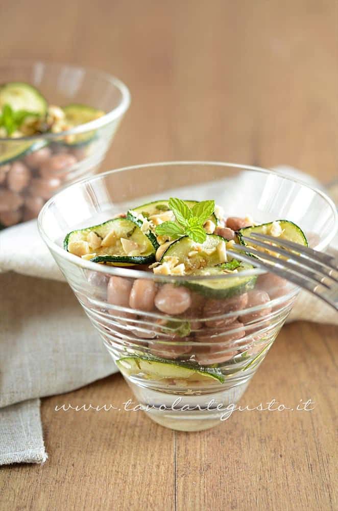 Insalata di Borlotti con zucchine e nocciole - Ricetta Insalata di Borlotti con zucchine e nocciole Insalata di Borlotti con zucchine e nocciole - Ricetta Insalata di Borlotti con zucchine e nocciole