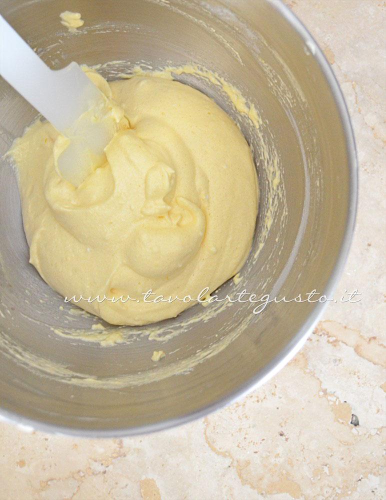 Mescolare dal basso verso l'alto l'impasto - Ricetta Savoiardi Mescolare dal basso verso l'alto l'impasto - Ricetta Savoiardi