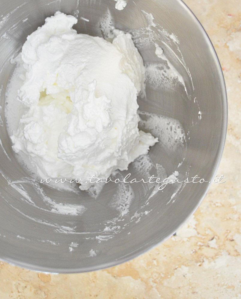 Montare a meringa fermissima gli albumi con lo zucchero - Ricetta Savoiardi Montare a meringa fermissima gli albumi con lo zucchero - Ricetta Savoiardi