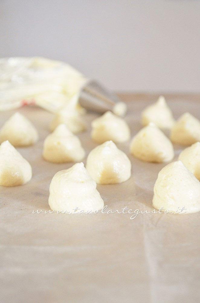 Realizzare Savoiardi a forma tonda - Ricetta Savoiardi Realizzare Savoiardi a forma tonda - Ricetta Savoiardi