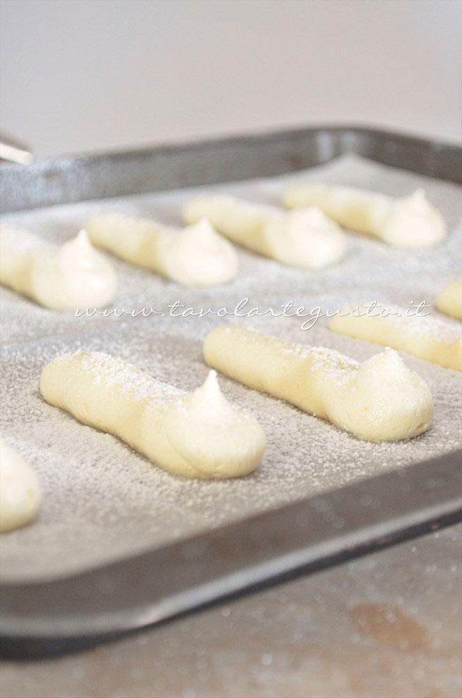 Spolverare i Savoiardi con zucchero semolato e zucchero a velo - Ricetta Savoiardi Spolverare i Savoiardi con zucchero semolato e zucchero a velo - Ricetta Savoiardi