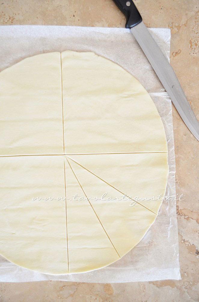 Tagliare a spicchi la pasta sfoglia tonda - Ricetta Croissant di pasta sfoglia Tagliare a spicchi la pasta sfoglia tonda - Ricetta Croissant di pasta sfoglia