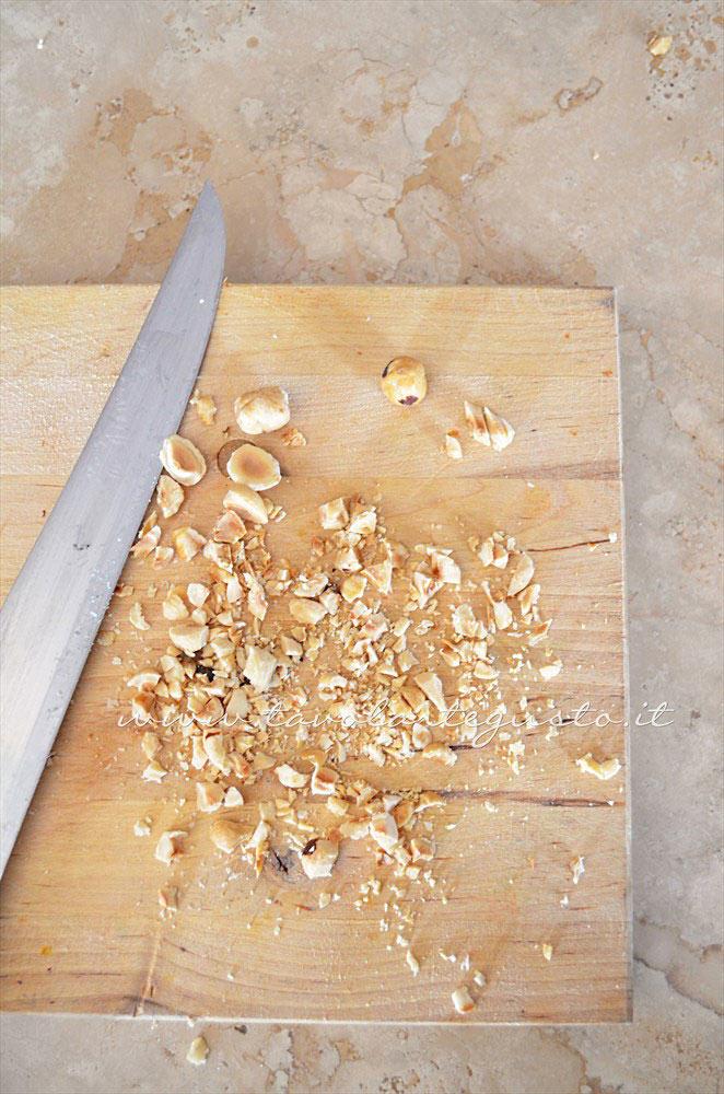 Tritare le nocciole - Ricetta Insalata di Borlotti con zucchine e nocciole Tritare le nocciole - Ricetta Insalata di Borlotti con zucchine e nocciole