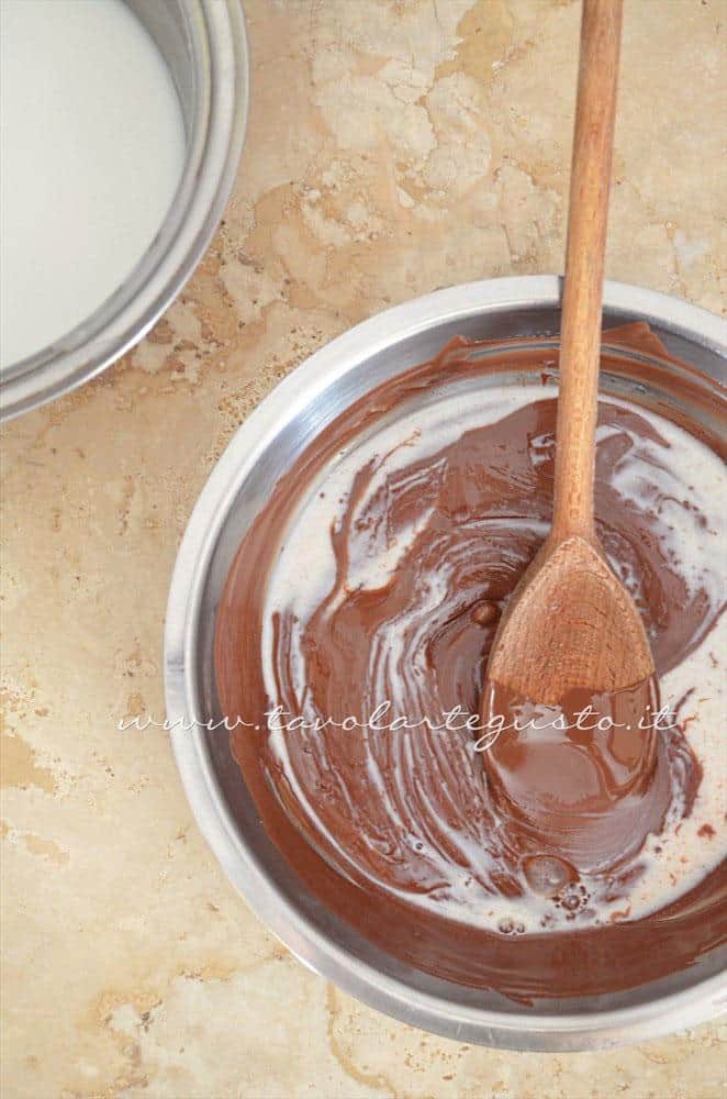 Aggiungere il latte caldo al cioccolato - Ricetta Cannoli di cialda al cacao con Mousse al gianduia Aggiungere il latte caldo al cioccolato - Ricetta Cannoli di cialda al cacao con Mousse al gianduia
