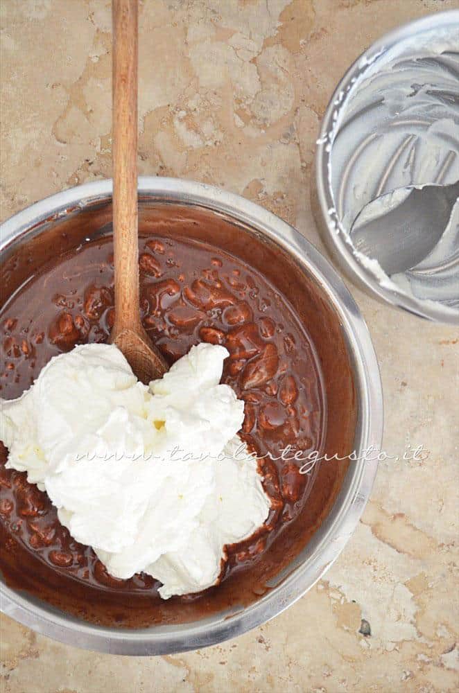 Aggiungere la panna montata al cioccolato - Ricetta Cannoli di cialda al cacao con Mousse al gianduia Aggiungere la panna montata al cioccolato - Ricetta Cannoli di cialda al cacao con Mousse al gianduia