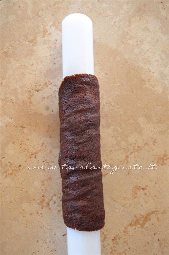 Arrotolare la cialda ancora calda - Ricetta Cannoli di cialda al cacao con Mousse al gianduia Arrotolare la cialda ancora calda - Ricetta Cannoli di cialda al cacao con Mousse al gianduia