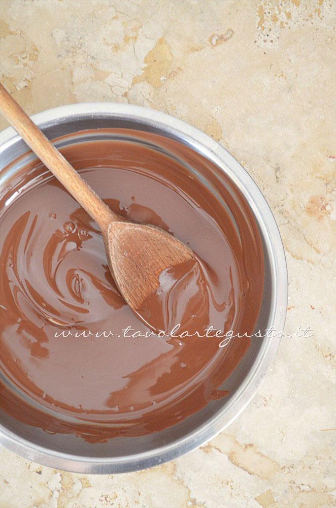 Cioccolato gianduia fuso - Ricetta Cannoli di cialda al cacao con Mousse al gianduia Cioccolato gianduia fuso - Ricetta Cannoli di cialda al cacao con Mousse al gianduia