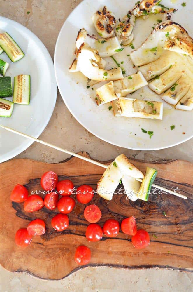Come preparare gli Spiedini di Seppia - Ricetta Spiedini di Seppie Come preparare gli Spiedini di Seppia - Ricetta Spiedini di Seppie