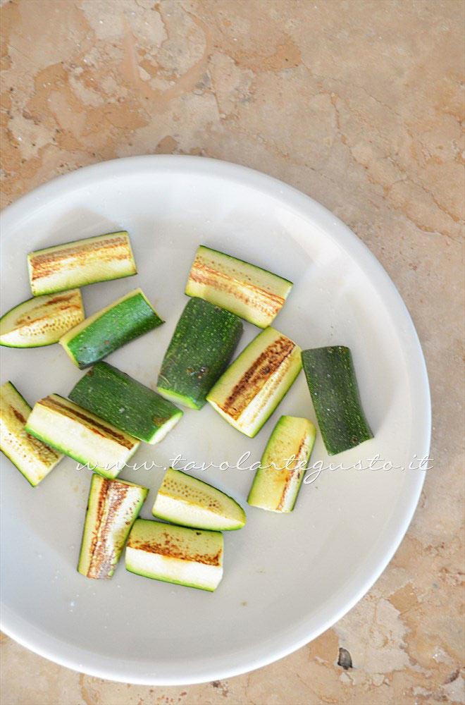 Grigliare le zucchine - Ricetta Spiedini di Seppie Grigliare le zucchine - Ricetta Spiedini di Seppie