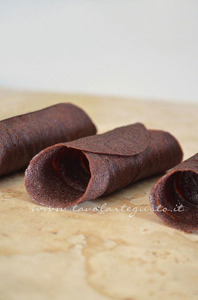 I Cannoli di cialda pronti - Ricetta Cannoli di cialda al cacao con Mousse al gianduia I Cannoli di cialda pronti - Ricetta Cannoli di cialda al cacao con Mousse al gianduia