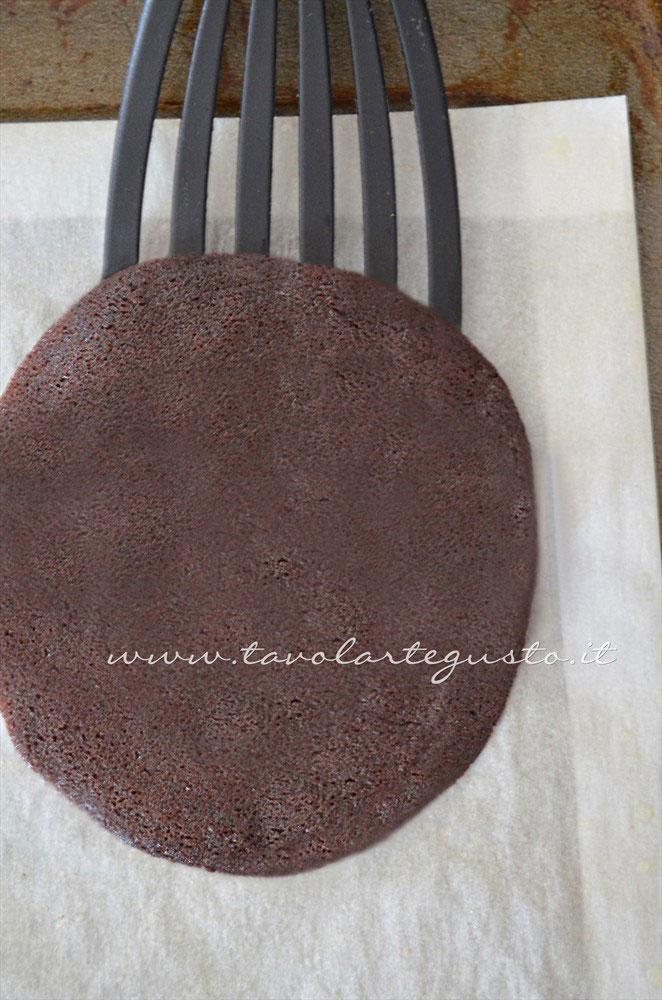 La cialda appena cotta - Ricetta Cannoli di cialda al cacao con Mousse al gianduia La cialda appena cotta - Ricetta Cannoli di cialda al cacao con Mousse al gianduia