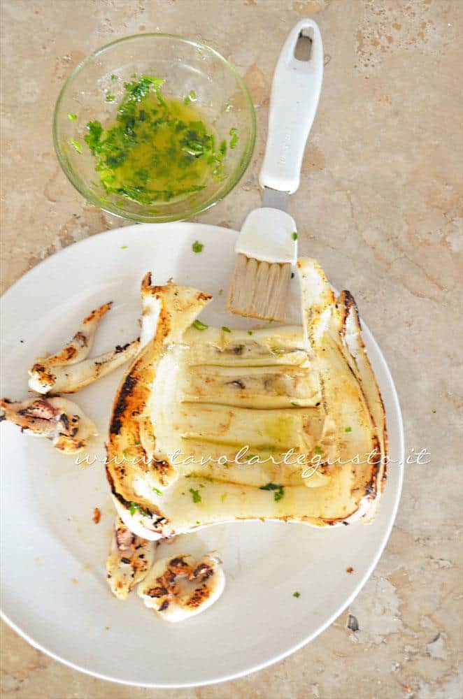 Pennellare la Seppia appena grigliata - Ricetta Spiedini di Seppie Pennellare la Seppia appena grigliata - Ricetta Spiedini di Seppie
