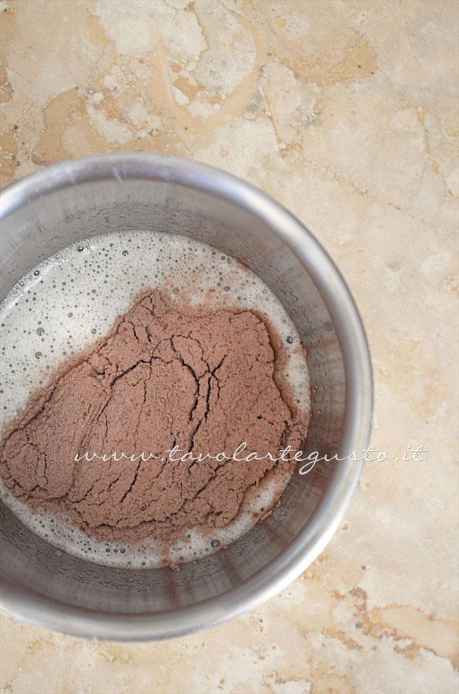 Preparare l'impasto dei cannoli di cialda 1- Ricetta Cannoli di cialda al cacao con Mousse al gianduia Preparare l'impasto dei cannoli di cialda 1- Ricetta Cannoli di cialda al cacao con Mousse al gianduia